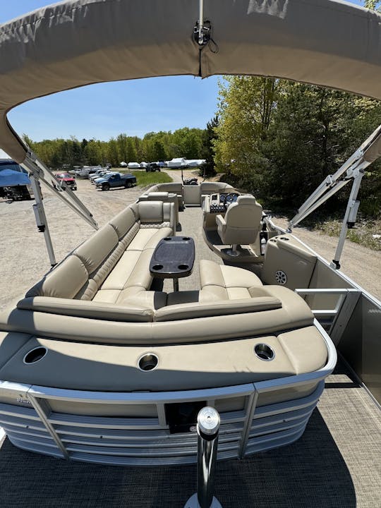 Explore the Beautiful Water of Glen Lake with a Bennington 25RL Pontoon Boat!