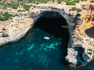 Croisière le long de la côte de l'Algarve avec un bateau Jeanneau Esteou 630 de 18 pieds