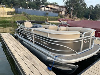 Luxo exclusivo: Barcaça de festas SunTracker 2023 em lago privado