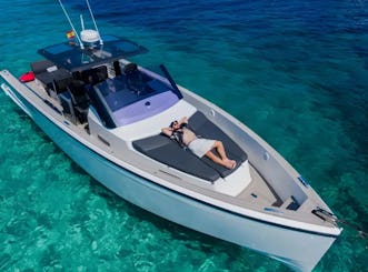 O Ibiza Yacht 40 vem com brinquedos como equipamento de mergulho e prancha de remo