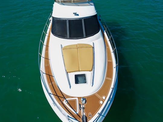 Sea Ray sedán bridge 52