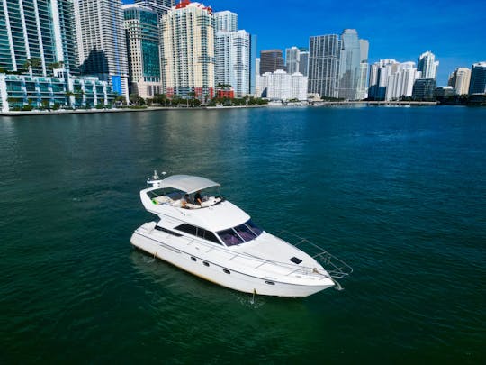 ¡Disfrute de Miami en el yate a motor Princess de 47 pies! Oferta especial de lunes a viernes.