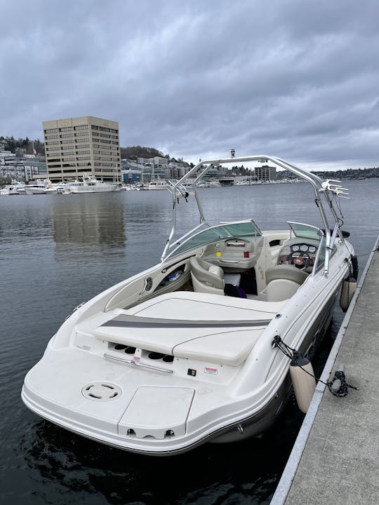 ¡Barco de wakeboard SeaRay Bowrider limpio y moderno de 23 pies!