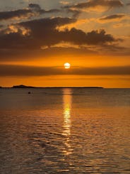 Bateau de fête privé dans la baie de San Juan | Croisière au coucher du soleil II | Boisson et collation •