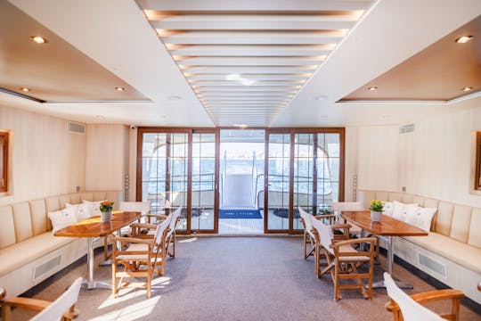 Nuevo barco personalizado de 90 pies para 180 invitados