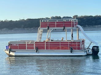 26 pies, 15 pasajeros, barco con tobogán, estéreo a todo volumen, llamado Seas The Day