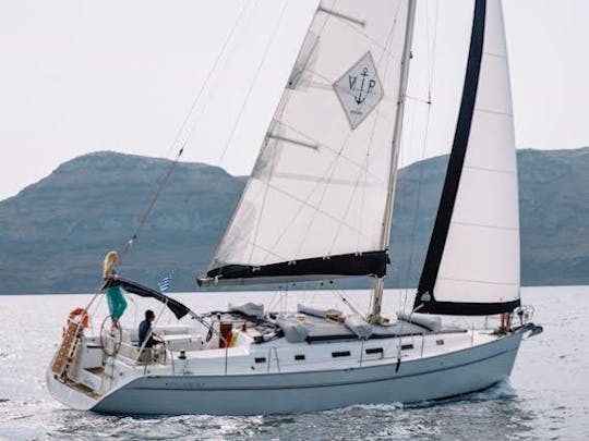 Beneteau Cyclades 43.3 Navegando en Santorini