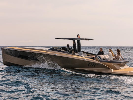 Digamos que você alugue um iate a motor de carbono “Olivia” de 42 pés em Santa Eulalia, Illes Balears