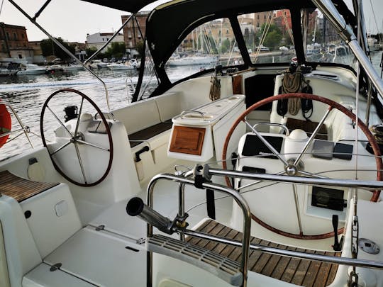 Excursões diárias à vela em Taranto no veleiro Beneteau Cyclades 393