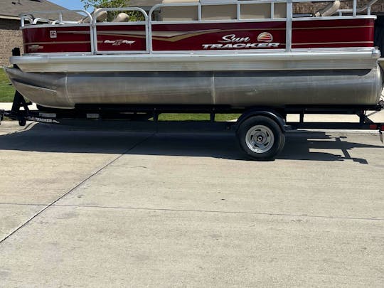 2023 Sun tracker Pontoon 8 seater *Military and first responders discount*