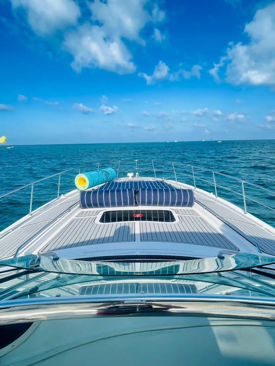 Yate Sea Ray de 55 pies, tu paseo perfecto en Cancún.