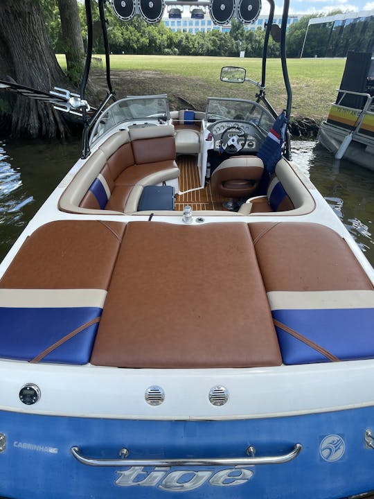 Surfe e relaxe no local mais badalado do Lago Austin $125 por hora com capitão incluído