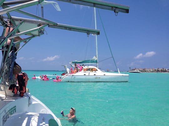 Alquile un catamarán de crucero de 35 pies en Cancún, México