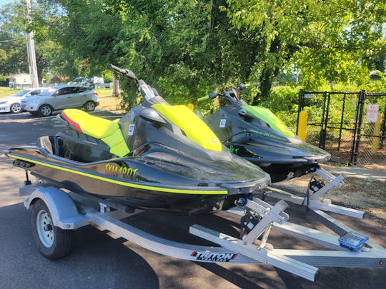 Enjoy your day on the water with a Yamaha Waverunner EX Jet ski!