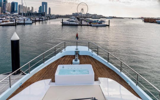 Explorez la magnifique côte de Dubaï à bord de notre méga yacht de 120 pieds
