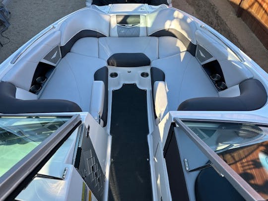 Beautiful 26' Mastercraft Wake Boat, Fully Loaded (Multi-day booking Discount)