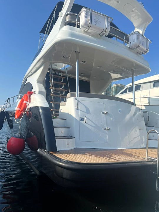 Black Queen Super Sundeck Luxury Azimuth de 65 pés na Marina de Dubai para 22 pessoas