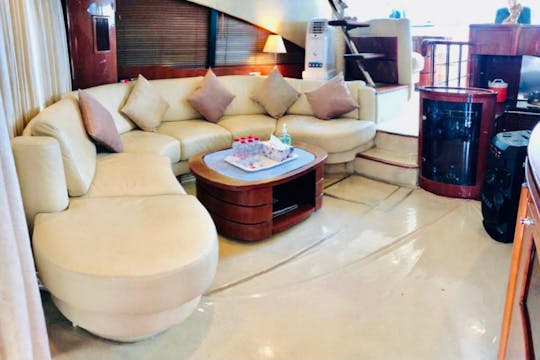   Yacht à moteur Fairline de 64 pieds | Capacité de 30 personnes | Spacieux et luxueux