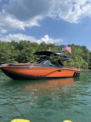 2020 Centurion Ri257 Wakeboat rental Nashville/ surrounding areas 