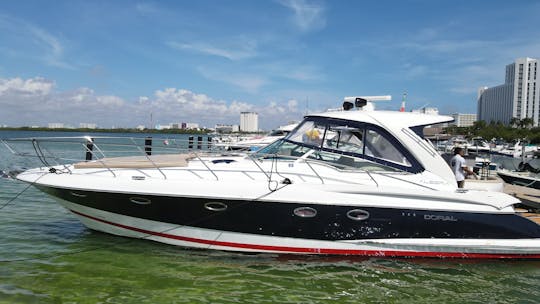 ALEGRIA | Disfrute en este yate Doral de 48 pies en el Mar Caribe. 