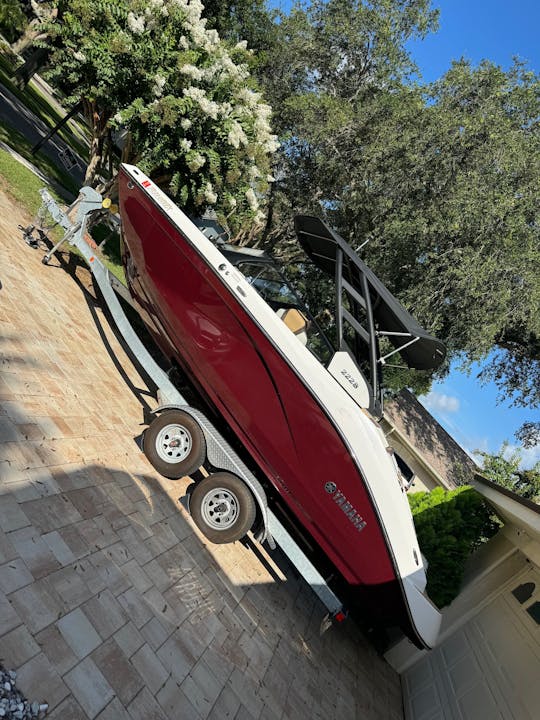 Magnifique jet boat californien de 22 pieds Yamaha 2023 - jusqu'à 10 personnes ou 1600 livres.