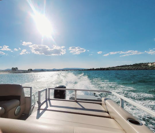 Promenades en bateau à l'heure sur un ponton de 22 pieds 