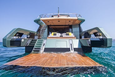 Yate de lujo UNIQ Wally de 85 pies con capitán: diseño moderno, flybridge y cubierta de natación