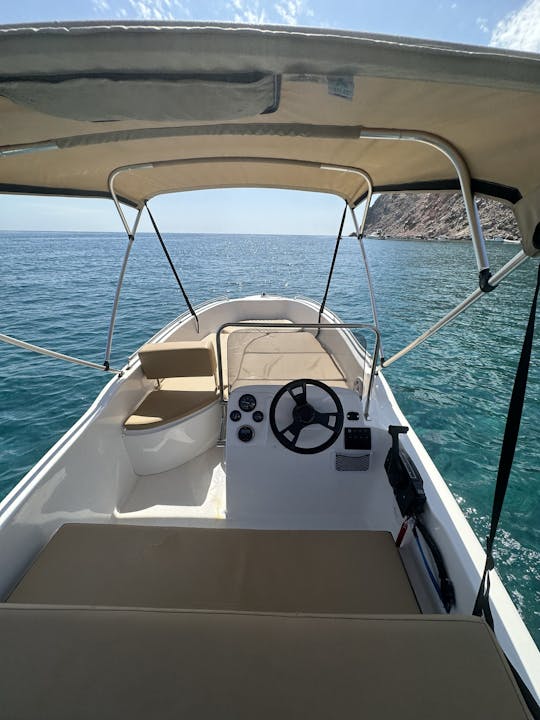 Alquiler de barcos privados en Milos ¡Explore Kleftiko, Polyaigos y cuevas ocultas!