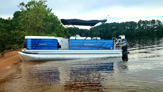 ¡Lake Hartwell Tritoon Rentals con combustible, tubo y entrega gratis!