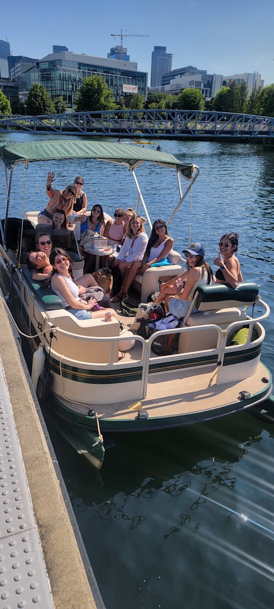 PONTOON BOAT RENTALS NAVIGATE YOURSELF UP TO 12 PEOPLE WHO 