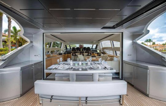 Desfrute de Miami em nosso Mega Yacht Milagros Power de 82 pés!