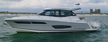 Experimente Destin com estilo com o Regal 38XO Motor Yacht