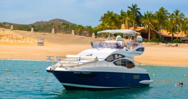 Un día de lujo en el agua en el yate Azimut de 38 pies desde Cabo San Lucas