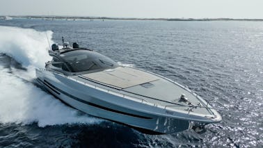 今日のお買い得品！スペインのイビサ島にある70フィートのバイアヨットのレンタル。