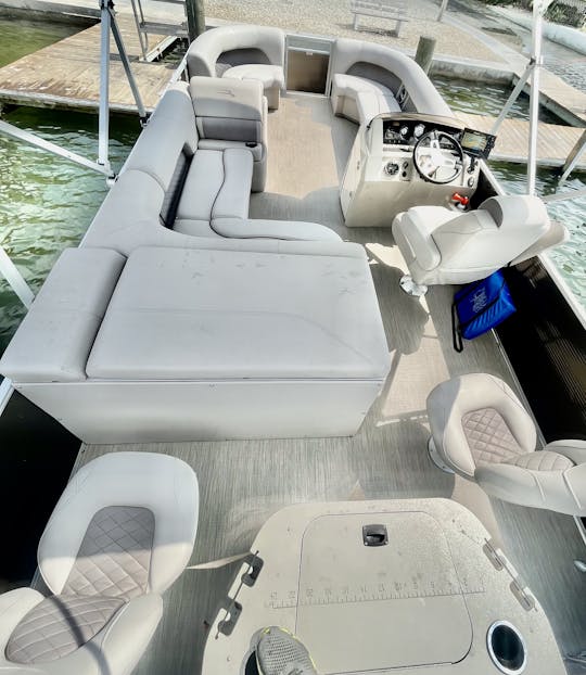 BEAUTIFUL Bennington TRITOON 150 HP Holmes Beach , Anna Maria Fishing Series 