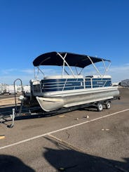 Pontón Godfrey de 22 pies con motor de 150 CV y sombra completa disponible en Lake Pleasant