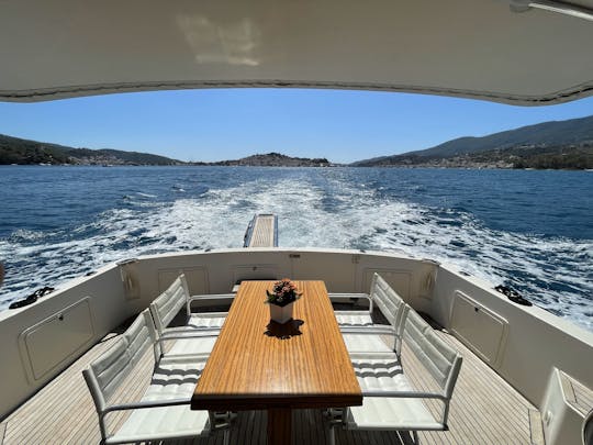 Yate a motor Riviera 48 Flybridge en Atenas