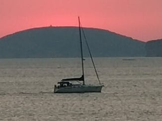 Navega hacia la puesta de sol: ¡recorrido en minivelero en Alghero con el capitán Sergio!