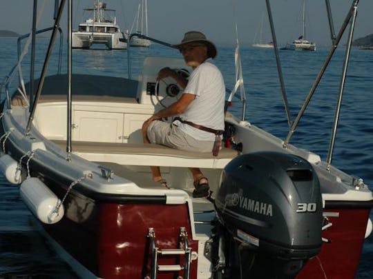 Carburant gratuit inclus ! Bateau Nautica 30 ch à Hvar, Croatie