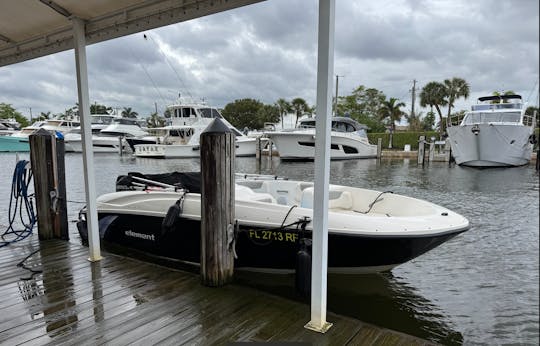 ¡Barco con cubierta Bayliner Element de 16 pies en alquiler en Sunny Isles Beach, Florida! ⛵️