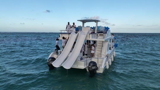 Bateau de fête à deux niveaux avec pare-soleil et sièges