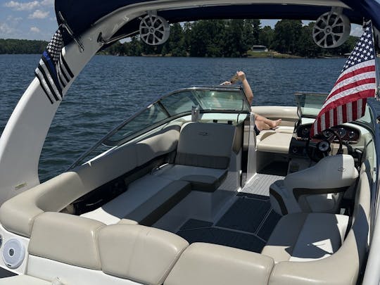 Navega por el lago Norman durante todo el verano (conductor incluido 👨‍✈️)