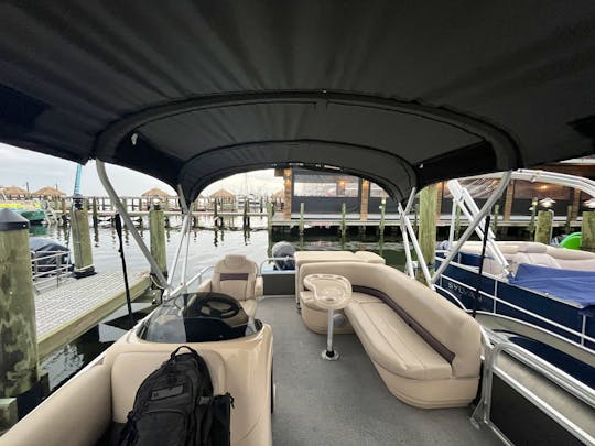 Crab Island 21' Suntracker 20 DLX Party Barge