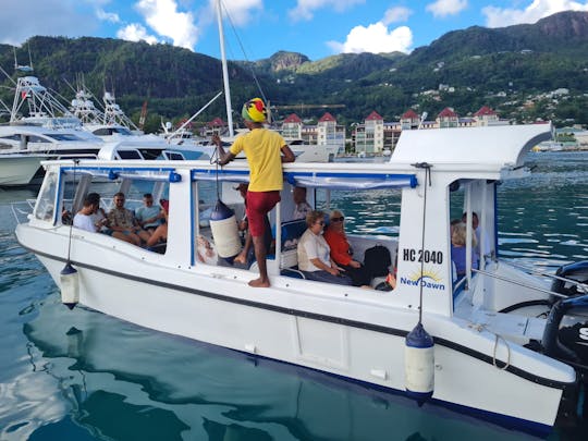 Excursion privée de Mahé à Praslin - La Digue à bord d'un bateau Souris Glass de 30 pieds