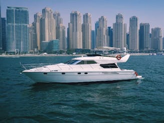 Yacht Majesty de luxe de 60 pieds dans la marina de Dubaï, parfait pour les fêtes et les célébrations