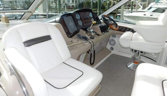 Sea Ray 55 pés para sua fuga para as águas cristalinas do Pacífico.