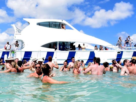 LINDO CRUZEIRO DE IATE VIP ALUGADO PELO PROPRIETÁRIO, INCLUINDO BAR ABERTO E TRIPULAÇÃO