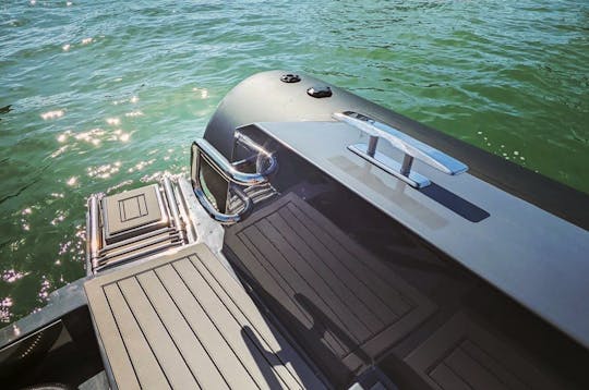 Cloudy Northstar 7 RIB alimentado por motor externo Mercury de 150 HP