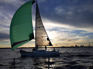 Croisière en voilier C&C au coucher du soleil en dehors de New York : la beauté de Long Island !