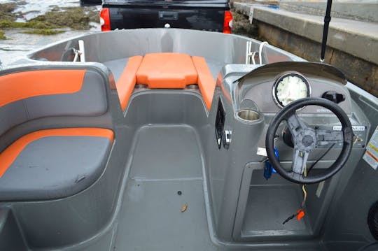 Newer Element Sport Deck Boat Fast 115hp 9 Passenger Bluetooth Clearwater Book!!